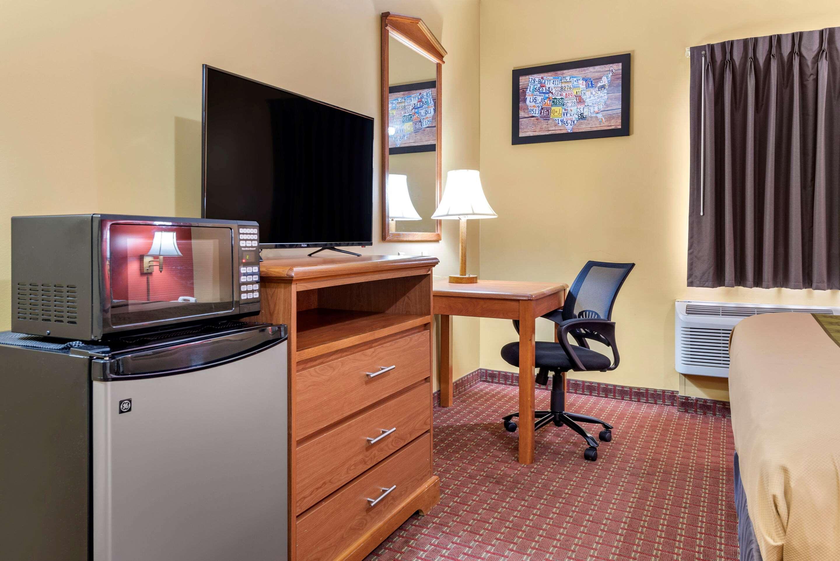 Econo Lodge Louisville Airport Bagian luar foto