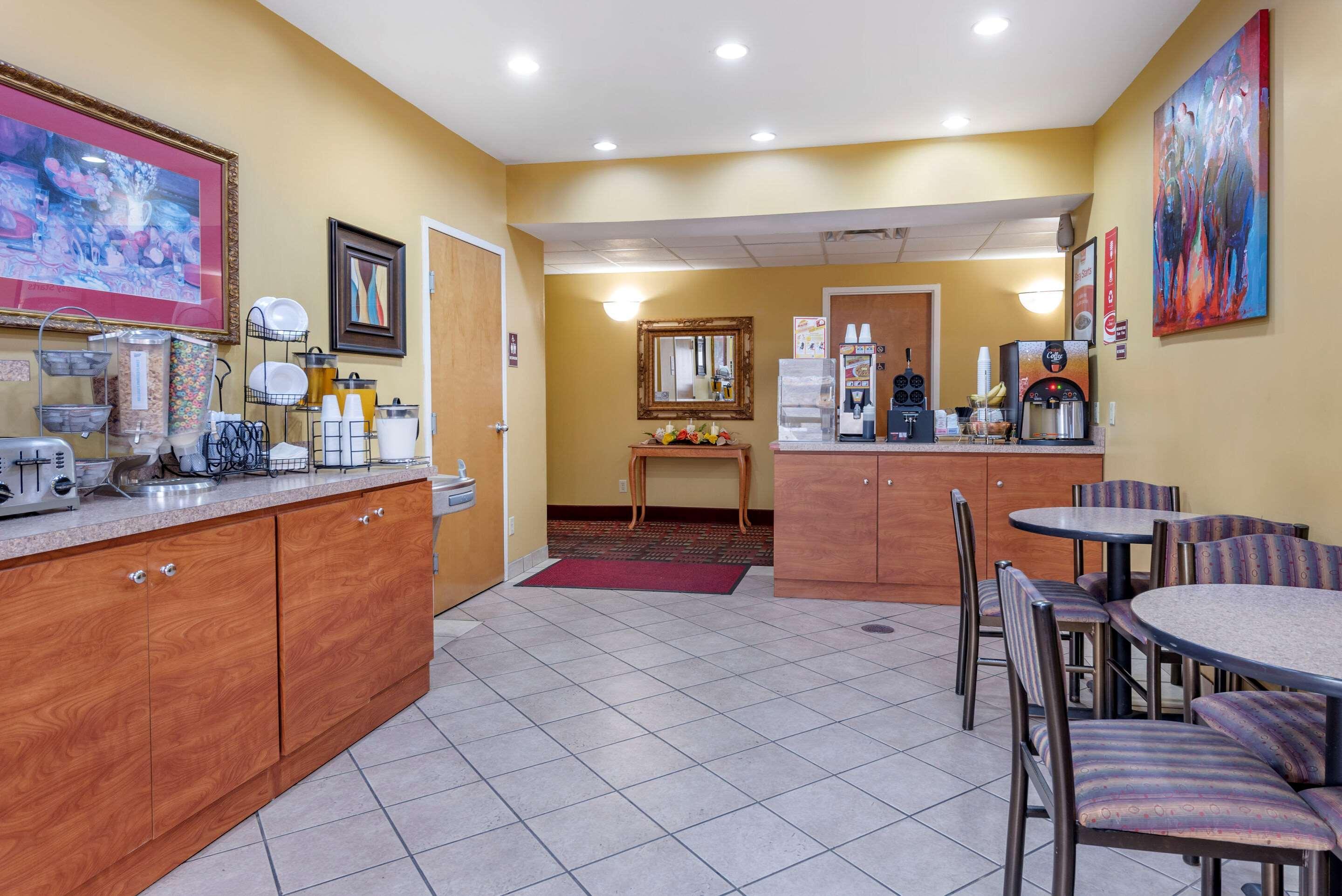 Econo Lodge Louisville Airport Bagian luar foto