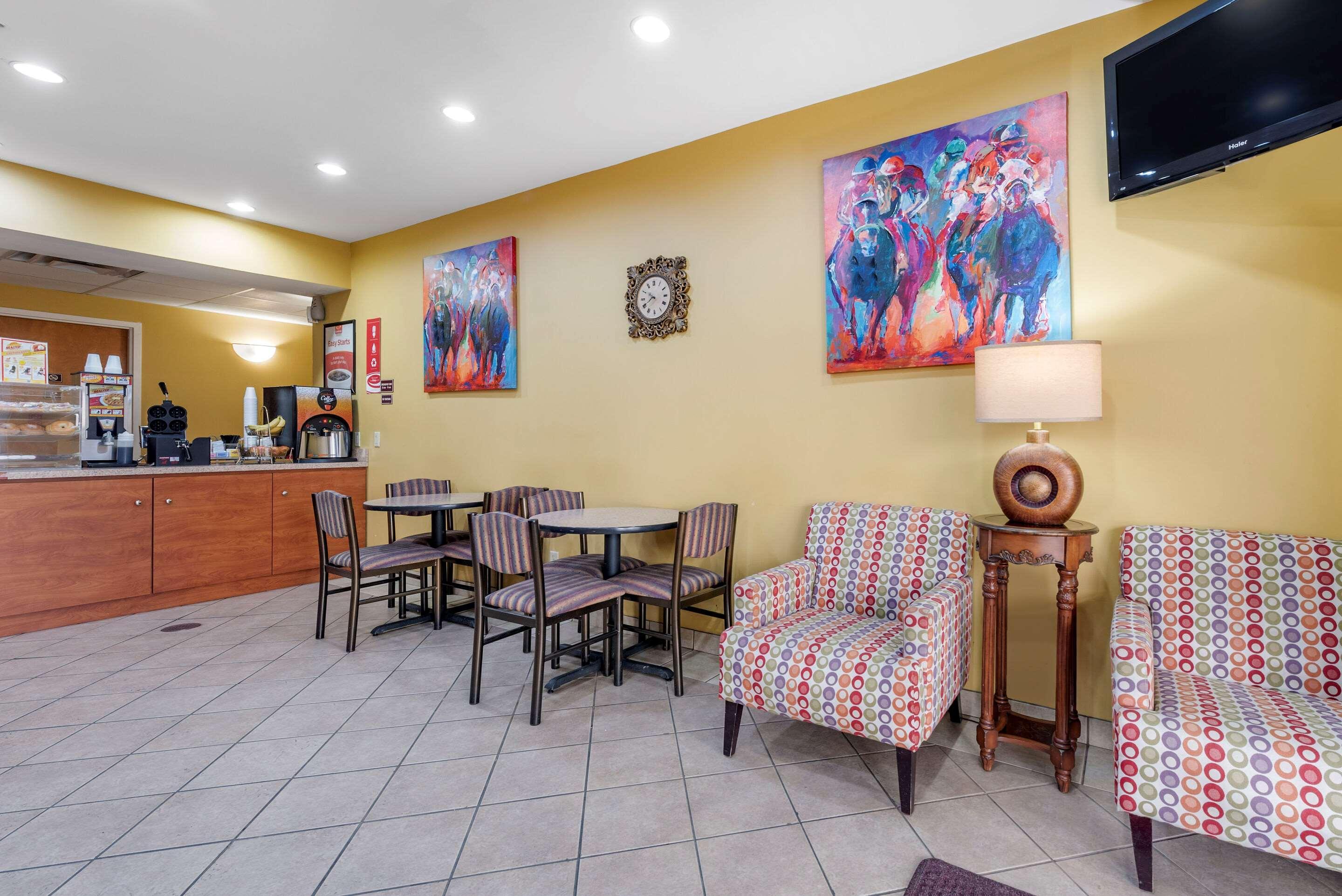 Econo Lodge Louisville Airport Bagian luar foto
