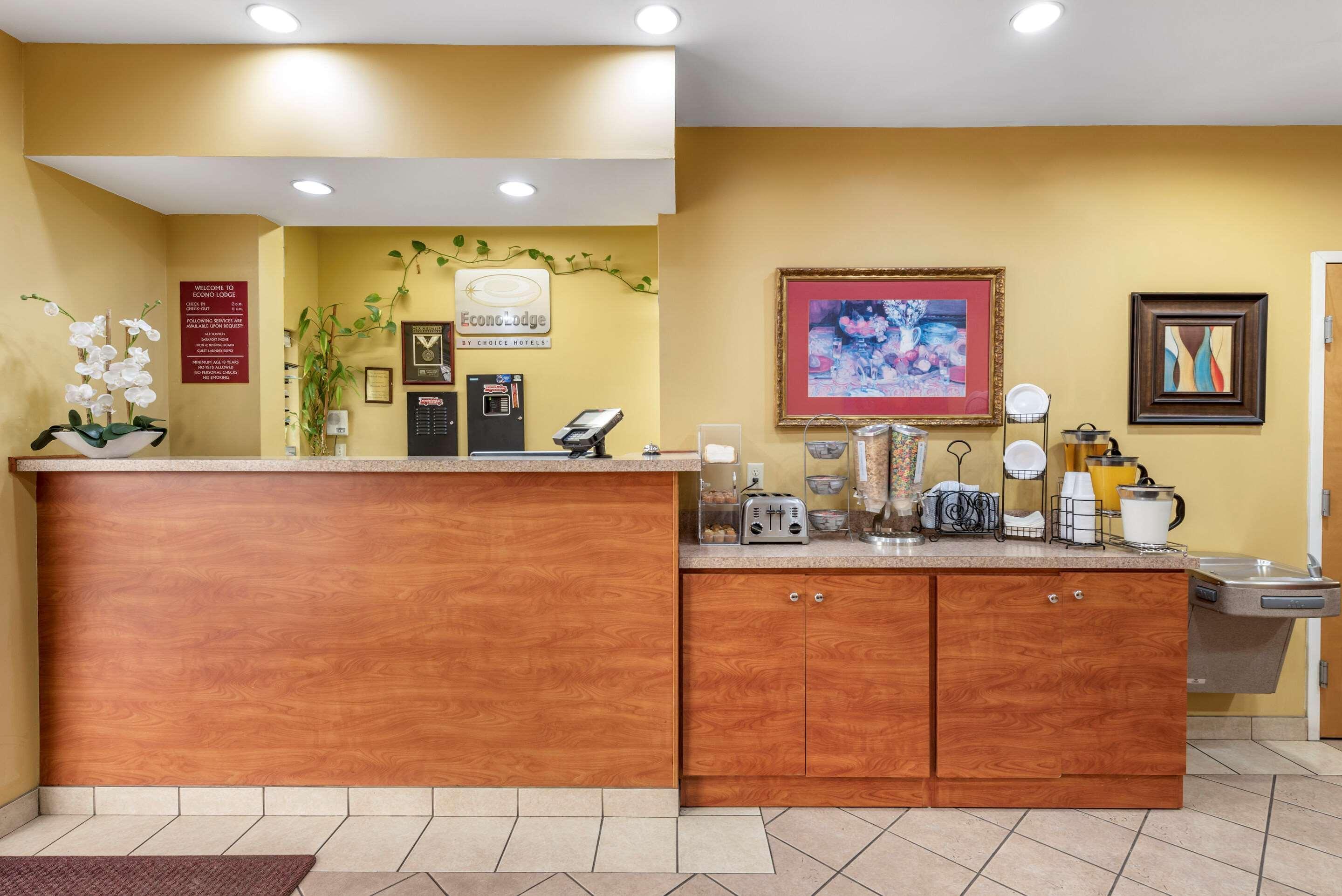 Econo Lodge Louisville Airport Bagian luar foto